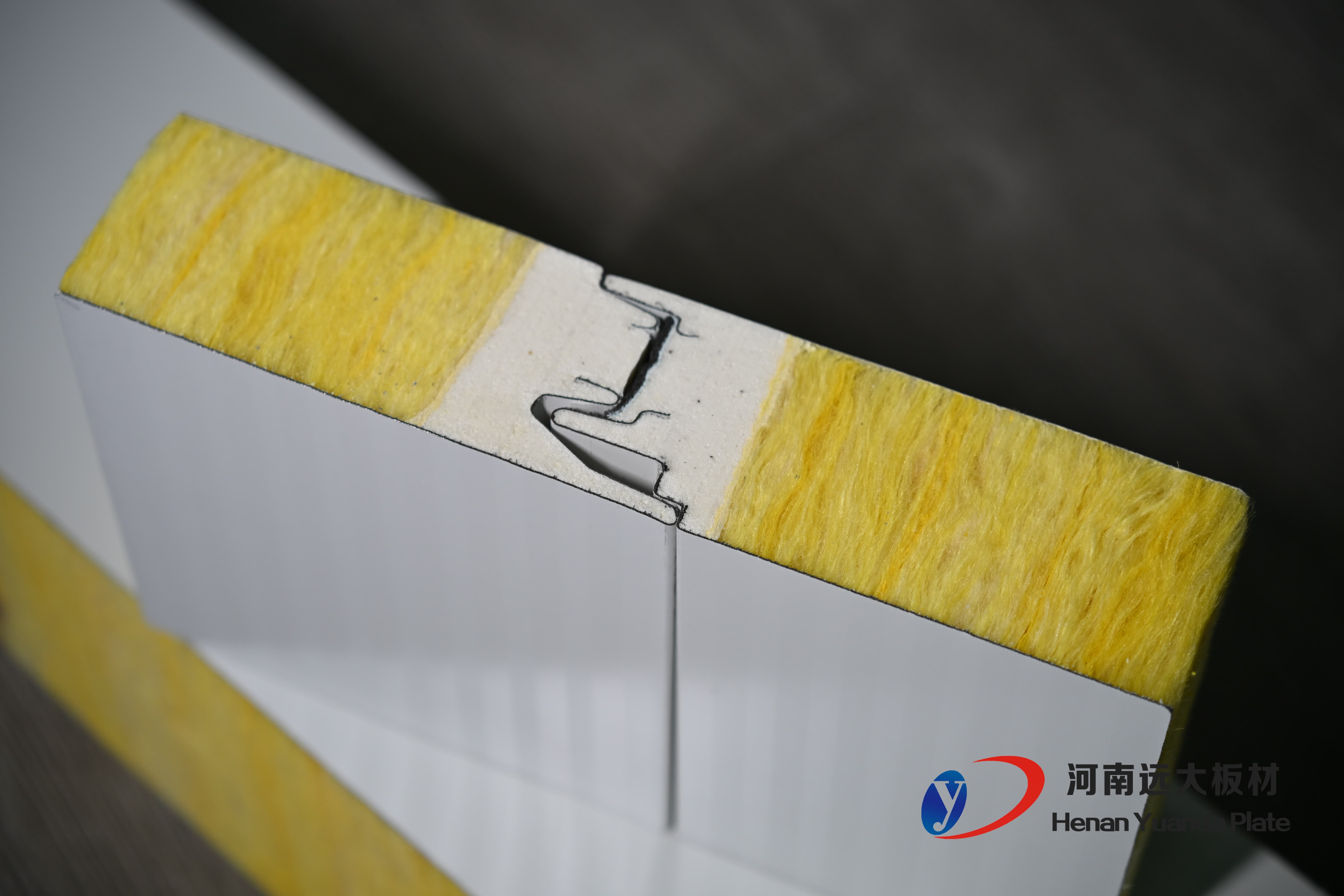 聚氨酯封邊玻璃絲棉夾芯板：遠(yuǎn)大板材打造A級(jí)防火節(jié)能新標(biāo)桿！